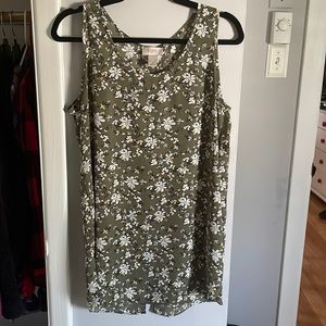 Green sleeveless top with decorative buttons and slit on back!